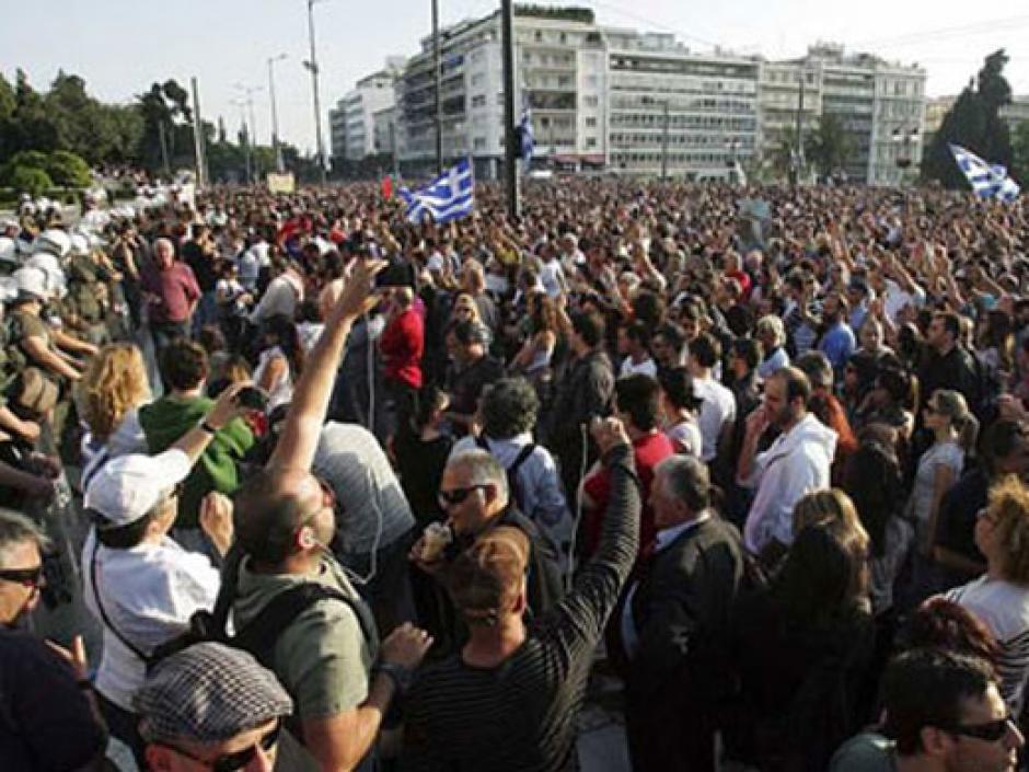  Les places grecques exigent une démocratie réelle et la justice sociale